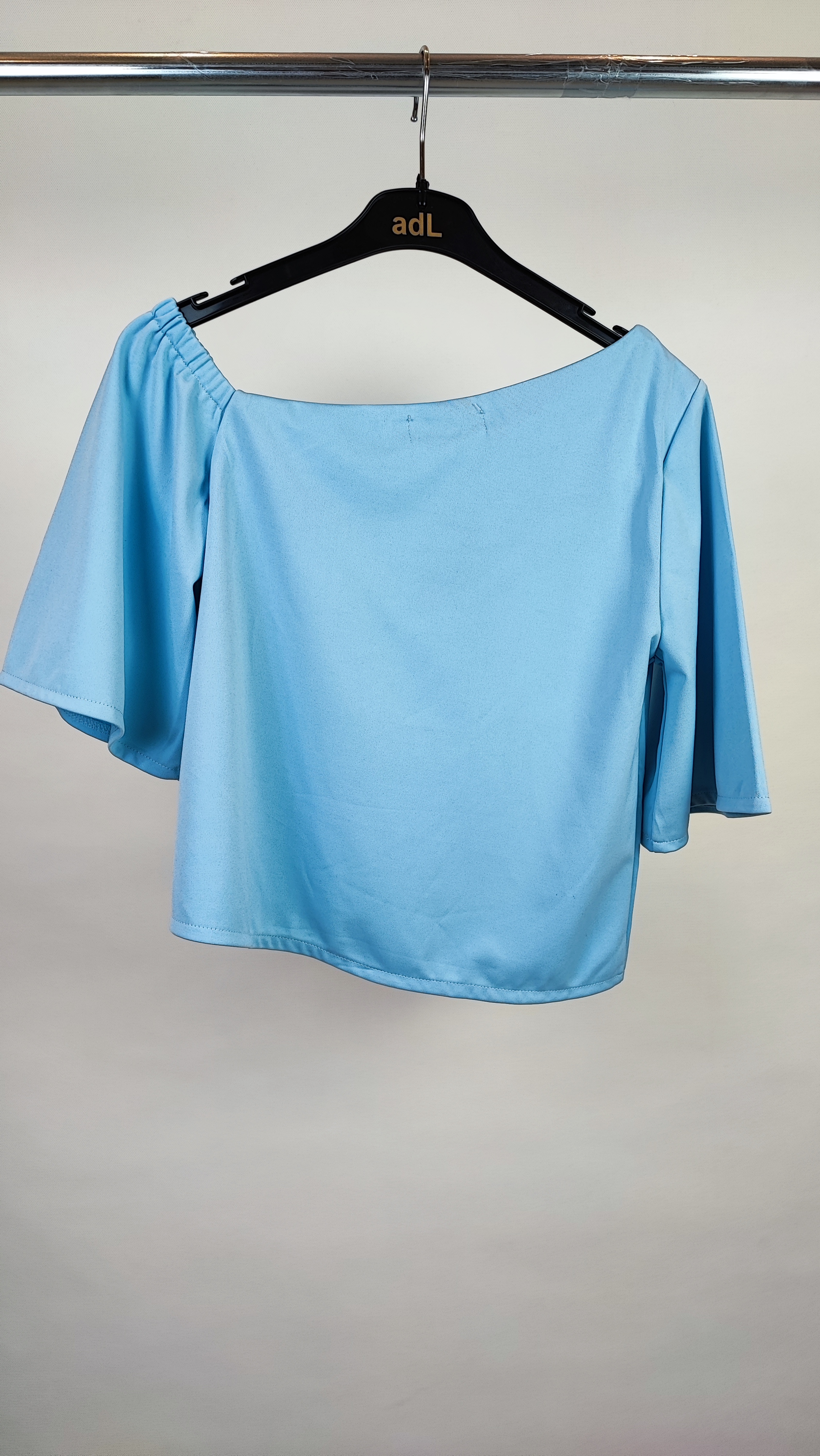 نیمتنه مجلسی زنانه برند توریو (Torio) رنگ آبی ملایم یقه یکطرفه مناسب استایل کژوال و مهمانی