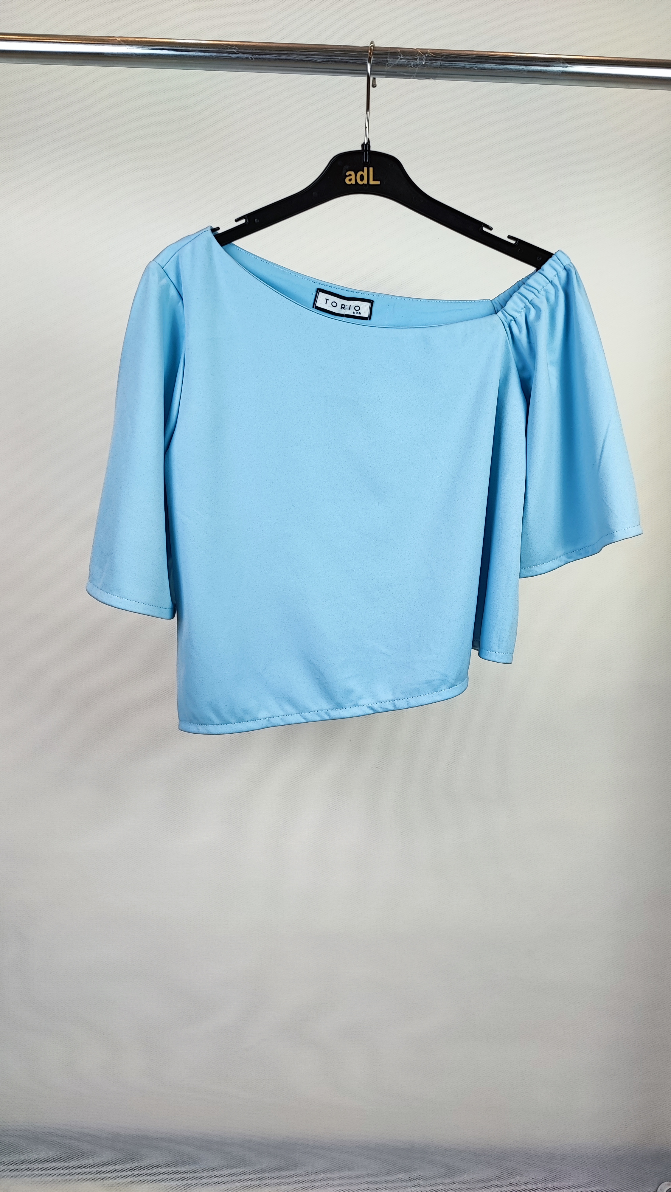 نیمتنه مجلسی زنانه برند توریو (Torio) رنگ آبی ملایم یقه یکطرفه مناسب استایل کژوال و مهمانی