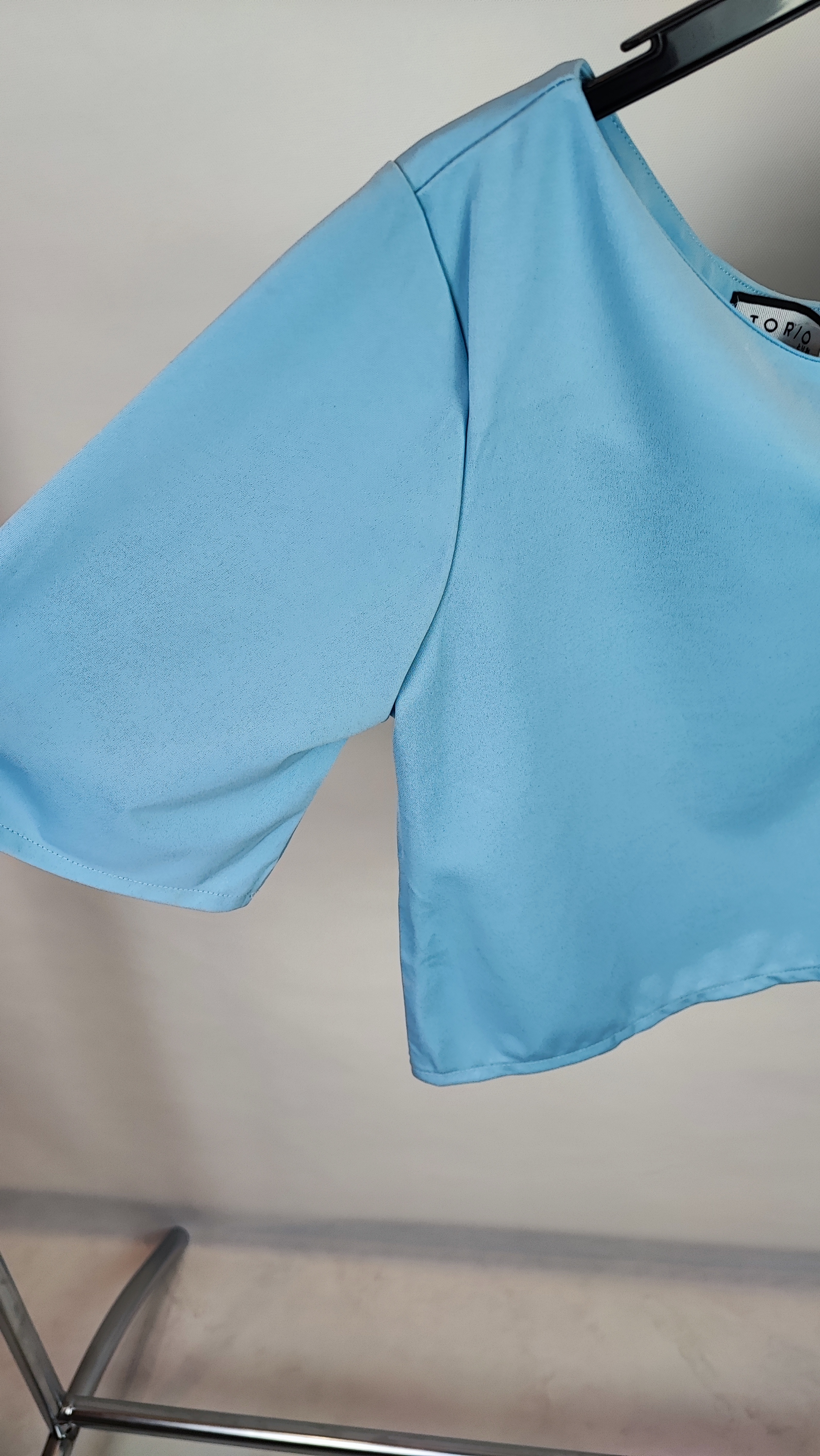 نیمتنه مجلسی زنانه برند توریو (Torio) رنگ آبی ملایم یقه یکطرفه مناسب استایل کژوال و مهمانی