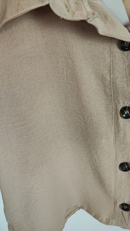 نیمتنه زنانه استوک خارجی برند Bela Modas رنگ کرم بژ دکمهدار یقه برگردان مناسب استایل تابستانی