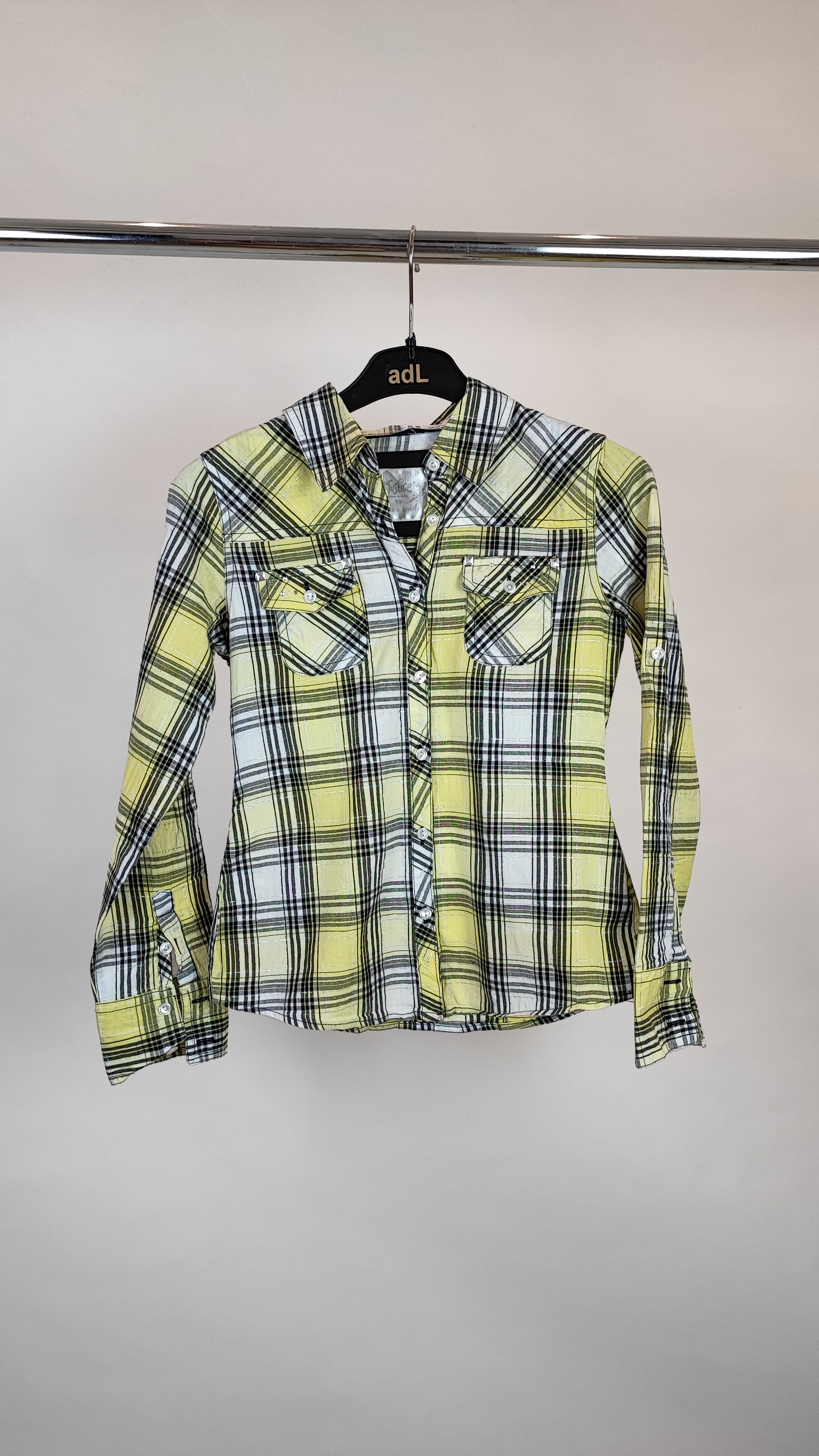 شومیز چهارخانه زرد و مشکی برند Justice وارداتی کد ۵۲۰ سایز ۳۶ با جزئیات نقرهای و جیبدار