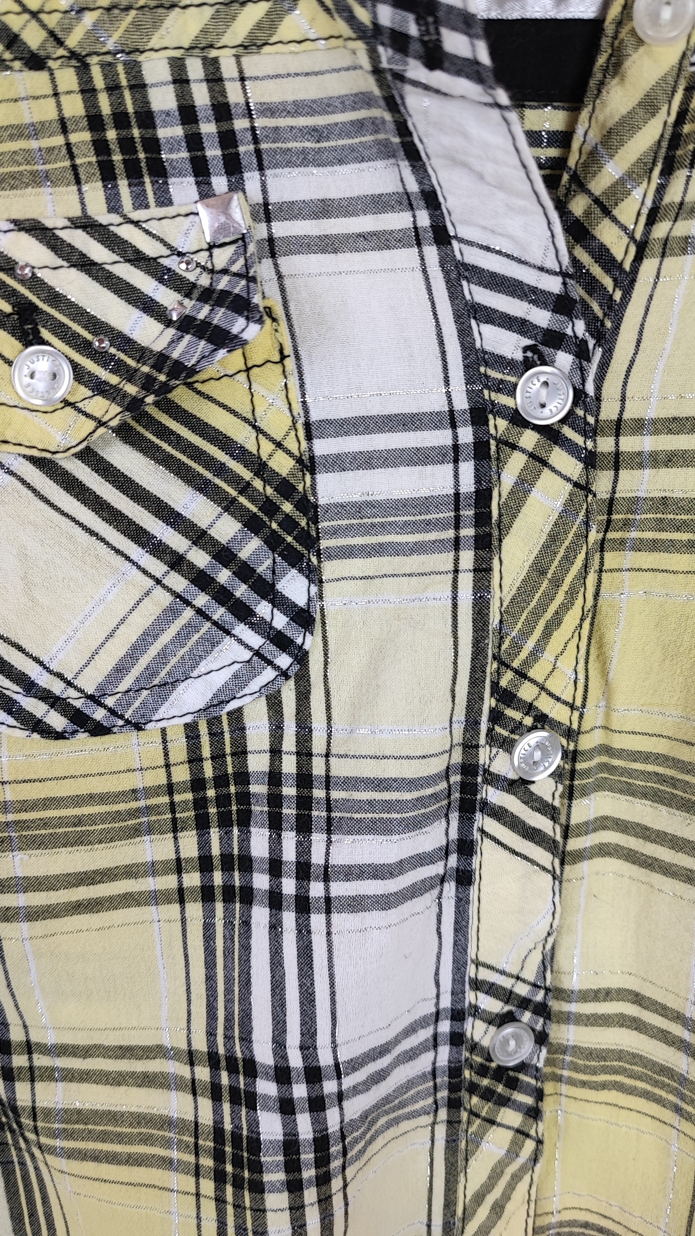 شومیز چهارخانه زرد و مشکی برند Justice وارداتی کد ۵۲۰ سایز ۳۶ با جزئیات نقرهای و جیبدار