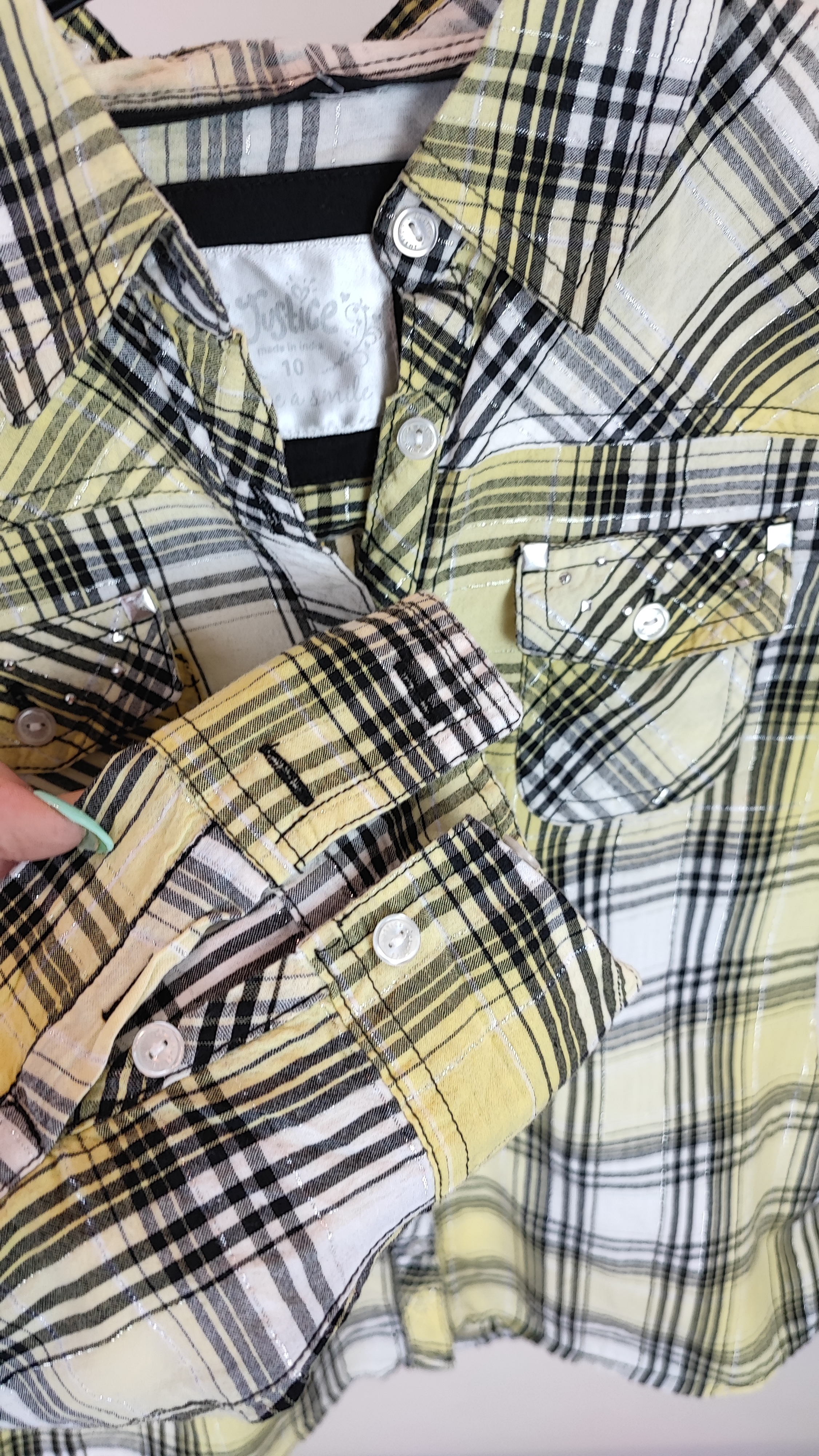 شومیز چهارخانه زرد و مشکی برند Justice وارداتی کد ۵۲۰ سایز ۳۶ با جزئیات نقرهای و جیبدار