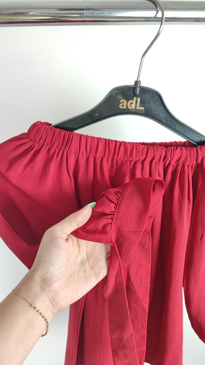 شومیز قرمز یقه قایقی زنانه وارداتی استوک کد ۲۰۹ با آستینهای سهربع گرهدار تنخور مدل