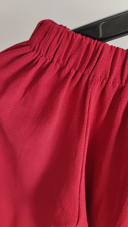 شومیز قرمز یقه قایقی زنانه وارداتی استوک کد ۲۰۹ با آستینهای سهربع گرهدار تنخور مدل