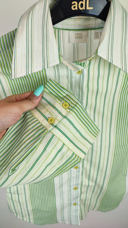 شومیز زنانه برند MNG اصل استوک وارداتی طرح راهراه سبز و سفید با تنخور عالی