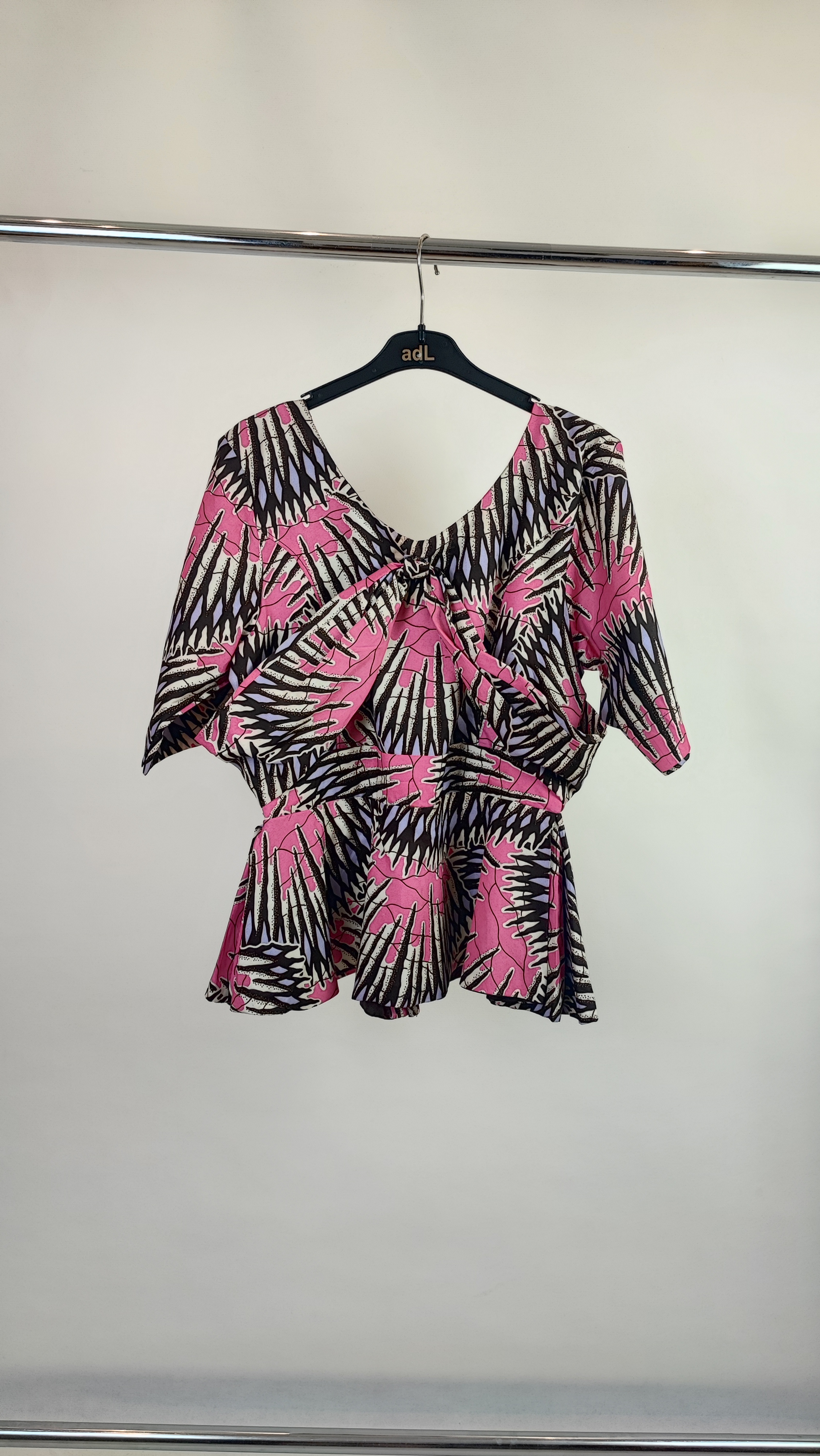 شومیز زنانه گلدار مشکی و صورتی استوک کد ۴۰۸ | مدل یقه‌هفت کوتاه زرماه گالری