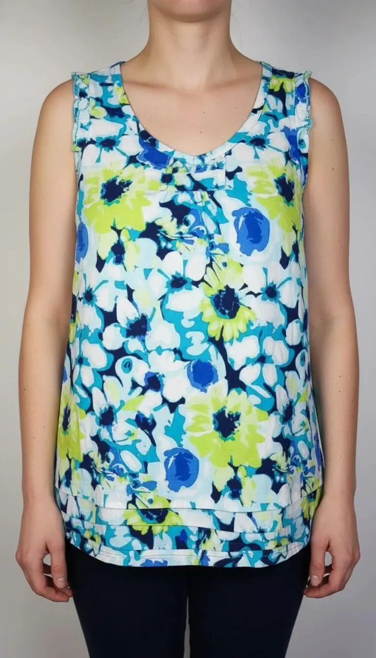 تصویر نیم‌قد زنی با تاپ بدون‌آستین طرح‌دار آبی‑سبز با زمینه روشن، در پس‌زمینه سفید.»