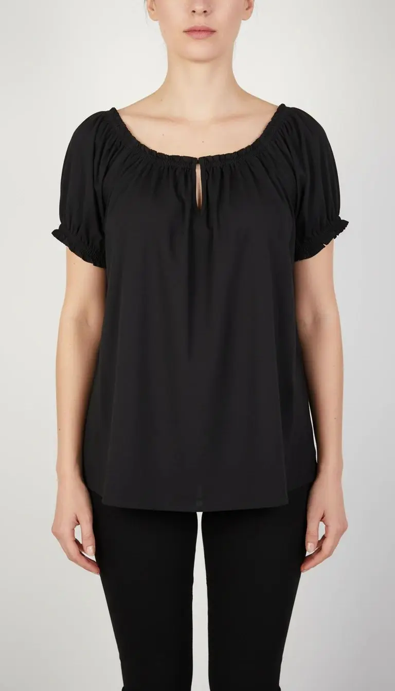 تصویر نیم‌تنه یک زن که شومیز مشکی آستین‌کوتاه پوشیده است. یقه گرد با نواردار دارد و جلوی لباس یک چین عمودی دیده می‌شود. پس‌زمینه ساده و روشن است.»