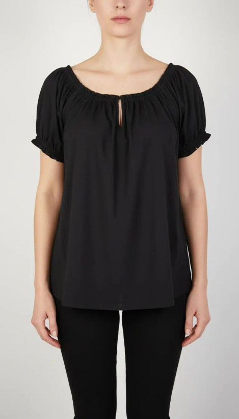 تصویر نیمتنه یک زن که شومیز مشکی آستینکوتاه پوشیده است. یقه گرد با نواردار دارد و جلوی لباس یک چین عمودی دیده میشود. پسزمینه ساده و روشن است.»