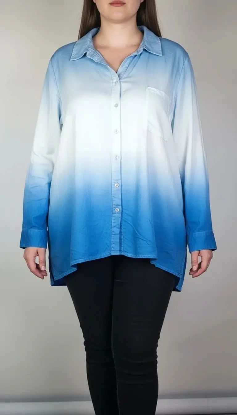 تصویر نیم‌تنه زنی با شومیز آستین‌بلند گرادینت آبی‌ـ‌سفید که از بالا روشن و به پایین آبی پررنگ می‌شود. یقه هفت و فرم لباس آزاد است. پس‌زمینه ساده و روشن است