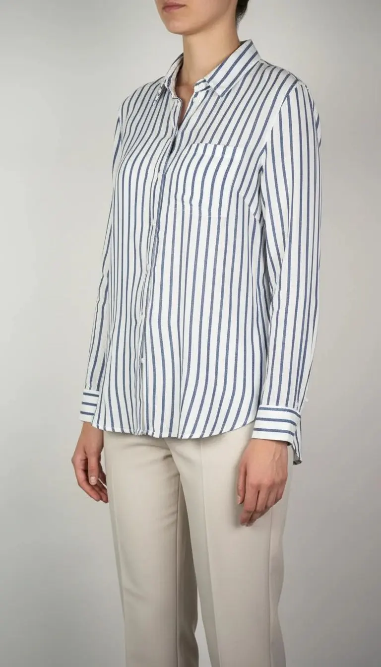 تصویر نیم‌تنه زنی با شومیز آستین‌بلند راه‌راه عمودی آبی و سفید، با یقه‌دار و فرم نیمه‌راسته. پس‌زمینه روشن و ساده است.»