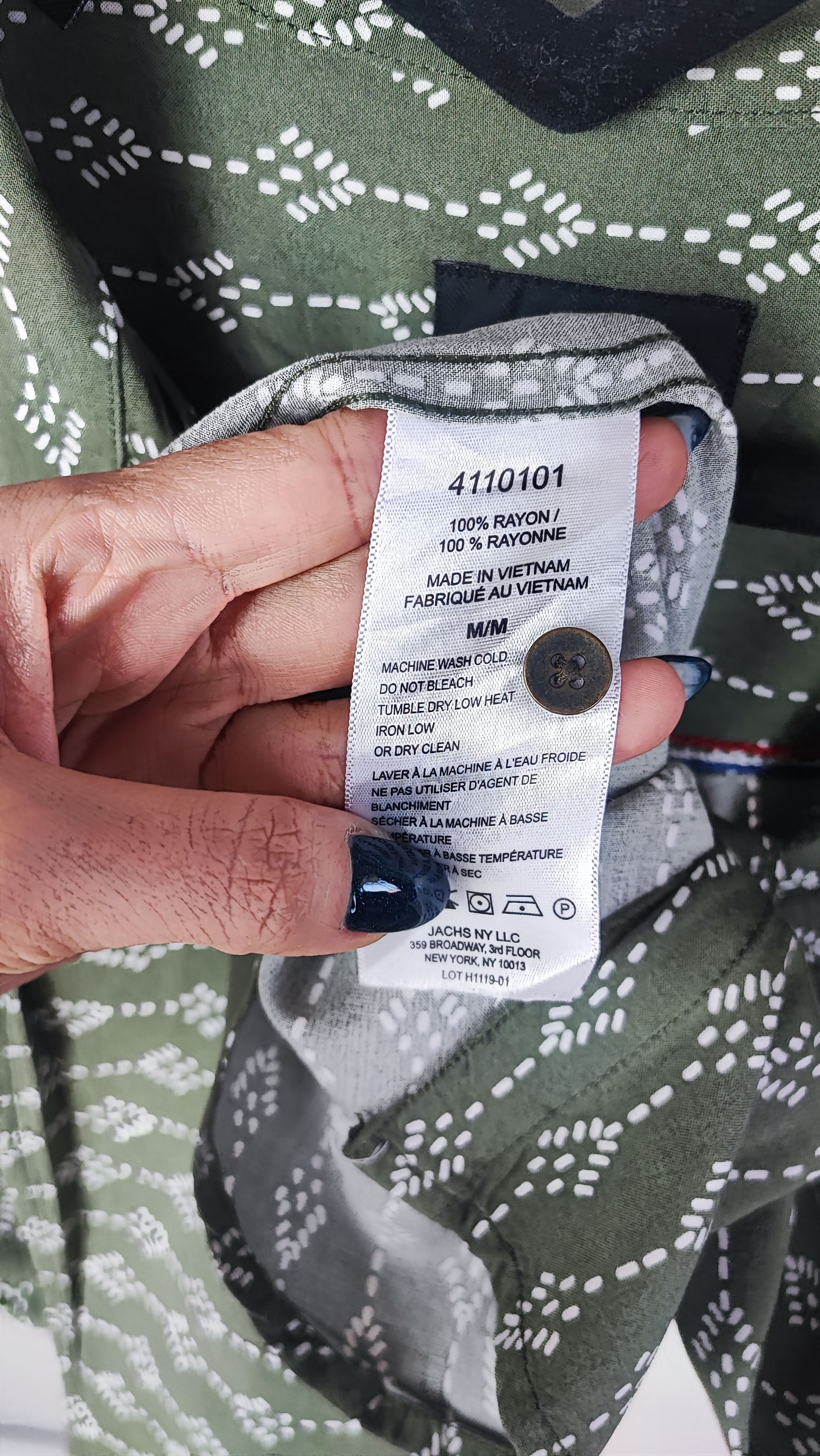 تصویر تمام‌قد زنی با شومیز سبز یشمی با یقه هفت و آستین کوتاه، ست‌شده با شلوار جین تیره. پس‌زمینه سفید و ساده است.»