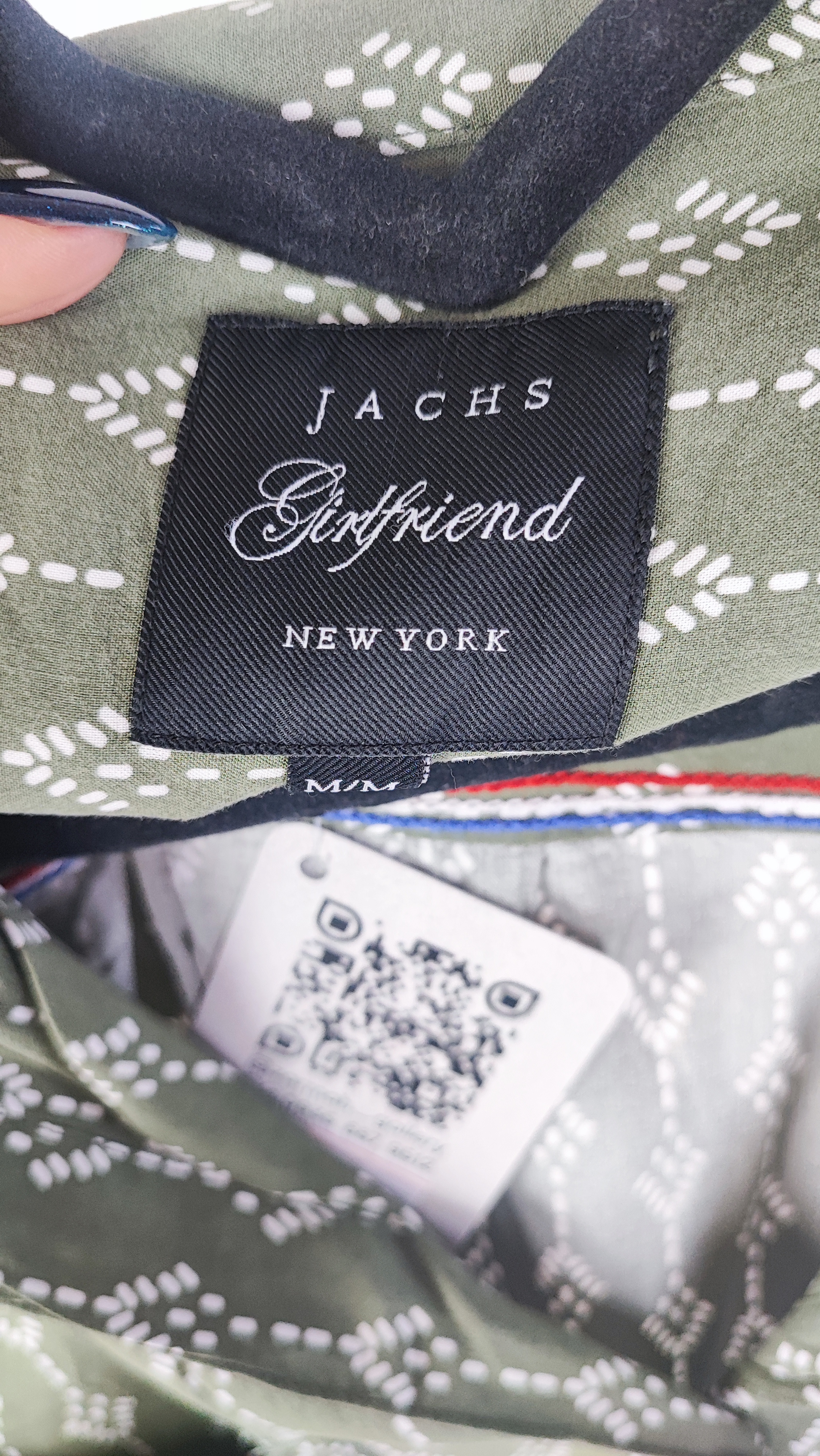 تصویر تمام‌قد زنی با شومیز سبز یشمی با یقه هفت و آستین کوتاه، ست‌شده با شلوار جین تیره. پس‌زمینه سفید و ساده است.»