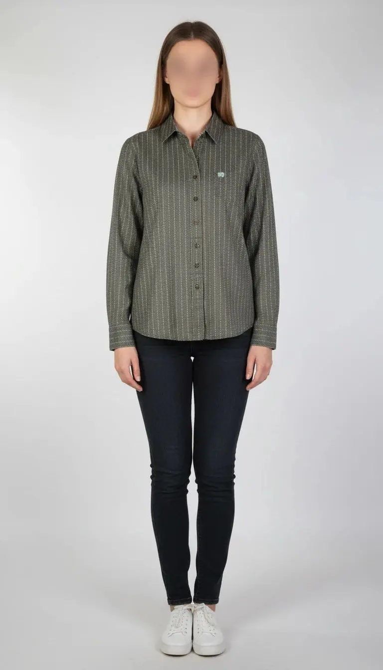 تصویر تمام‌قد زنی با شومیز سبز یشمی آستین‌بلند و یقه گرد، ست‌شده با شلوار تیره. پس‌زمینه سفید و ساده است.»