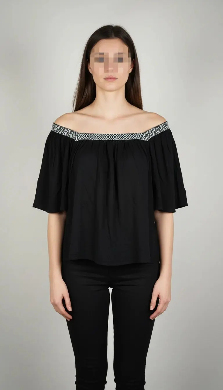 تصویر نیم‌قد زنی با شومیز مشکی مجلسی یقه‌لمه‌دار و آستین کوتاه فون، در پس‌زمینه سفید