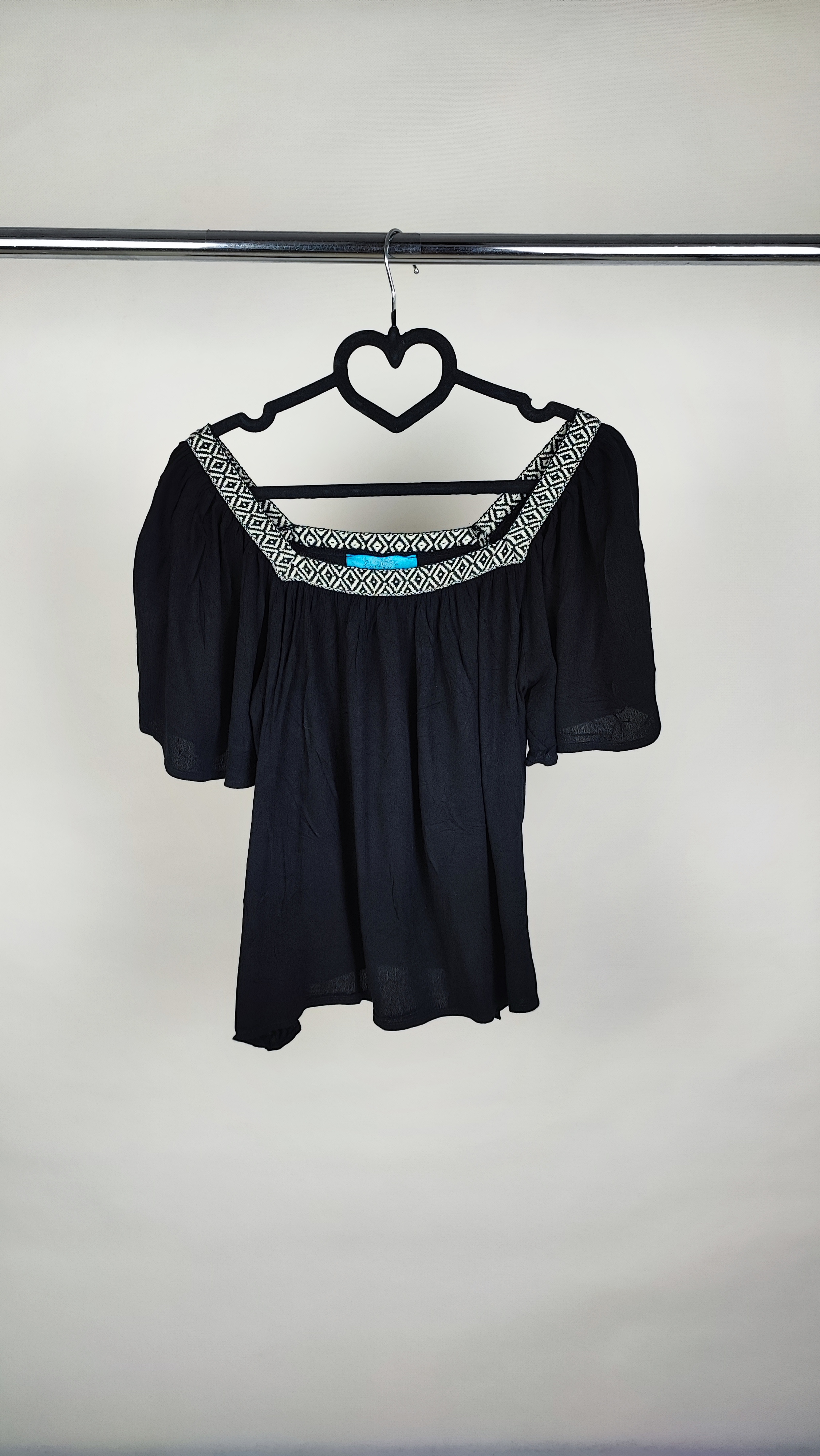 تصویر نیمقد زنی با شومیز مشکی مجلسی یقهلمهدار و آستین کوتاه فون، در پسزمینه سفید