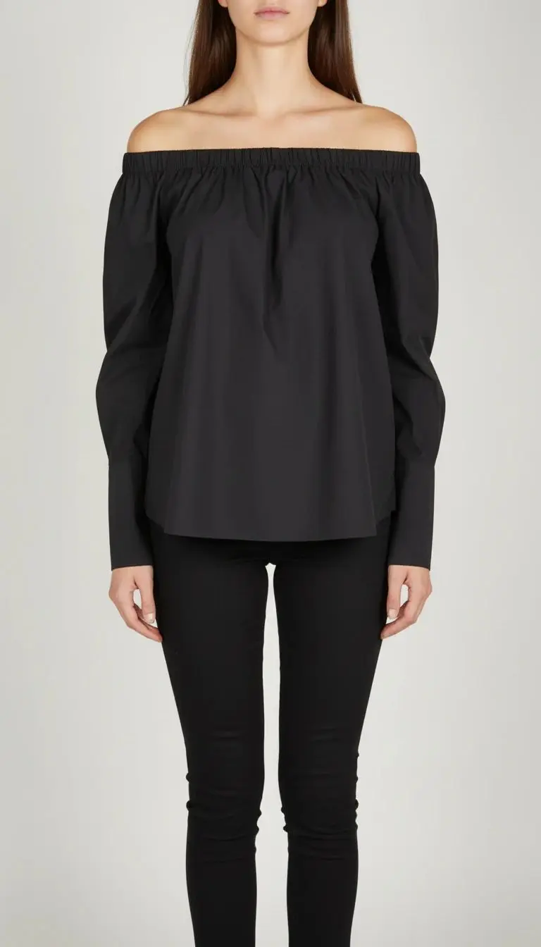 تصویر تمام‌قد زنی با شومیز مشکی آف‌شولدر (یقه باز روی شانه) و آستین بلند، ست‌شده با شلوار مشکی در پس‌زمینه سفید.»