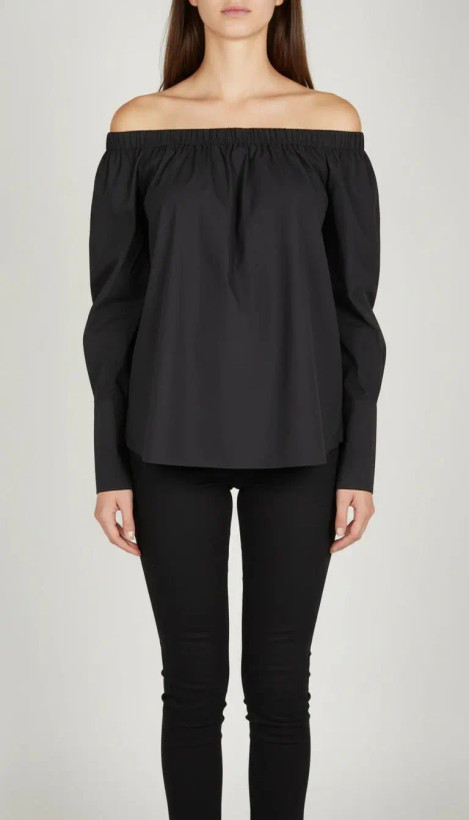 تصویر تمامقد زنی با شومیز مشکی آفشولدر (یقه باز روی شانه) و آستین بلند، ستشده با شلوار مشکی در پسزمینه سفید.»