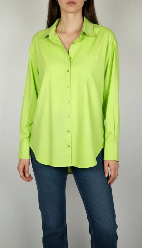 زن با شومیز لیمویی روشن آستینبلند و یقه برگردان دیده میشود. فرم لباس آزاد است و با شلوار جین تیره ست شده.»