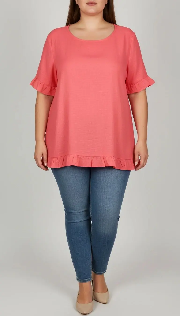 «زن سایز بزرگ با شومیز گشاد صورتی آستین‌کوتاه و یقه گرد که با شلوار جین آبی ست شده و در پس‌زمینه روشن ایستاده است.»