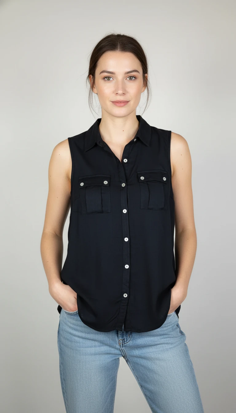 تاپ زنانه مشکی بدون آستین با دکمههای جلو و یقهبرگردان روی تن مدل در پسزمینه روشن.»