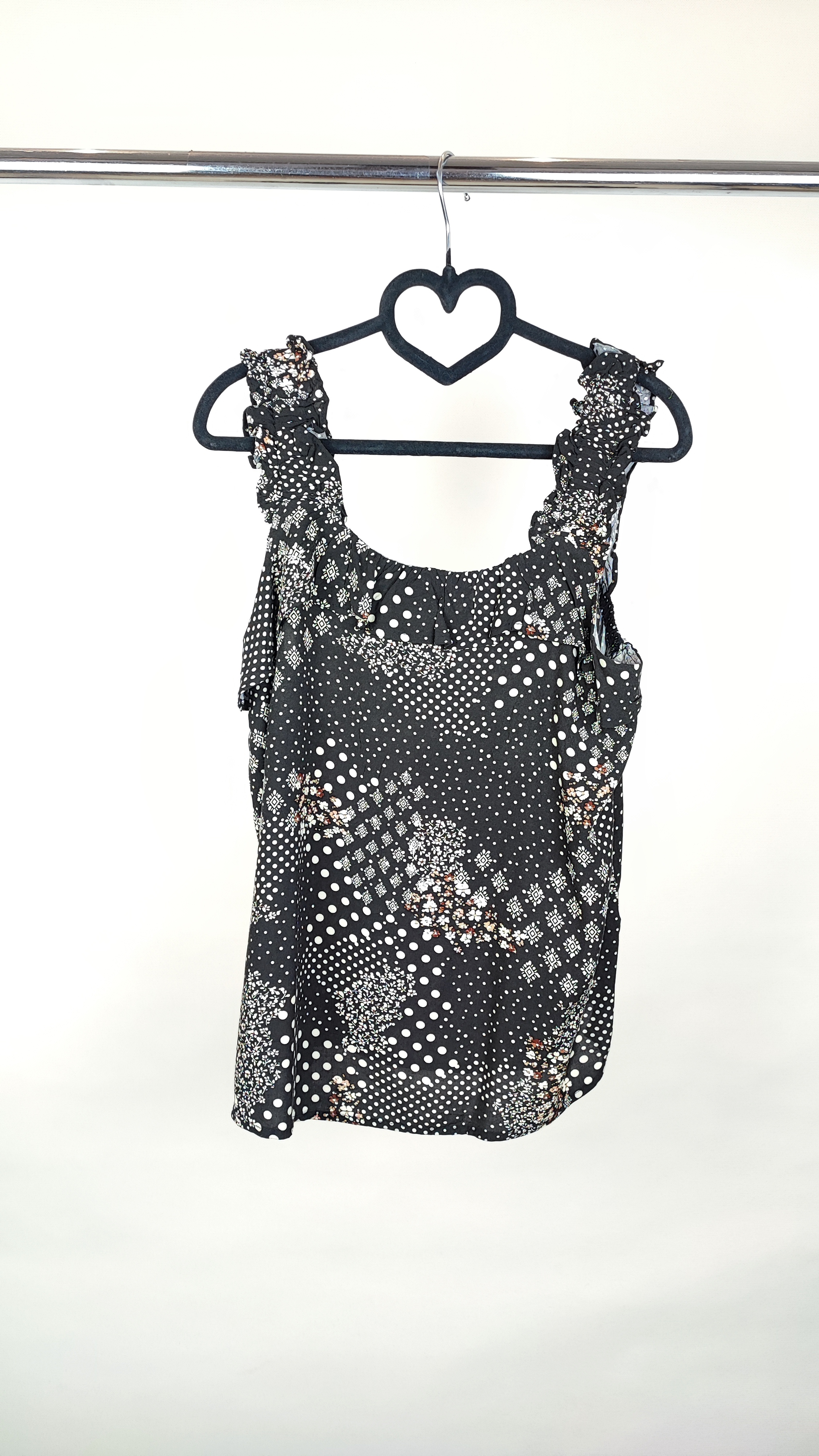 خاکستری با یقه گرد و بندهای پهن که روی تن فردی در پس‌زمینه سفید قرار دارد.»