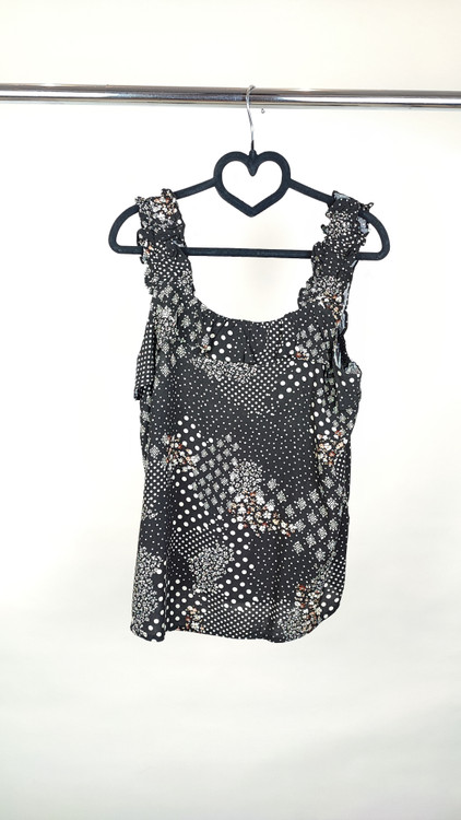 خاکستری با یقه گرد و بندهای پهن که روی تن فردی در پسزمینه سفید قرار دارد.»