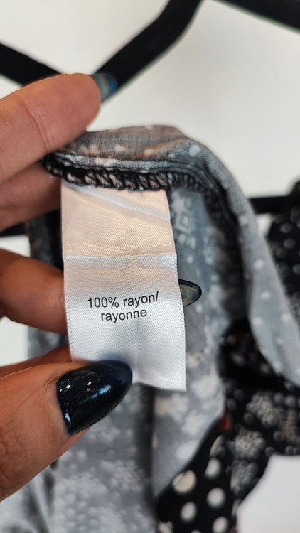 خاکستری با یقه گرد و بندهای پهن که روی تن فردی در پسزمینه سفید قرار دارد.»