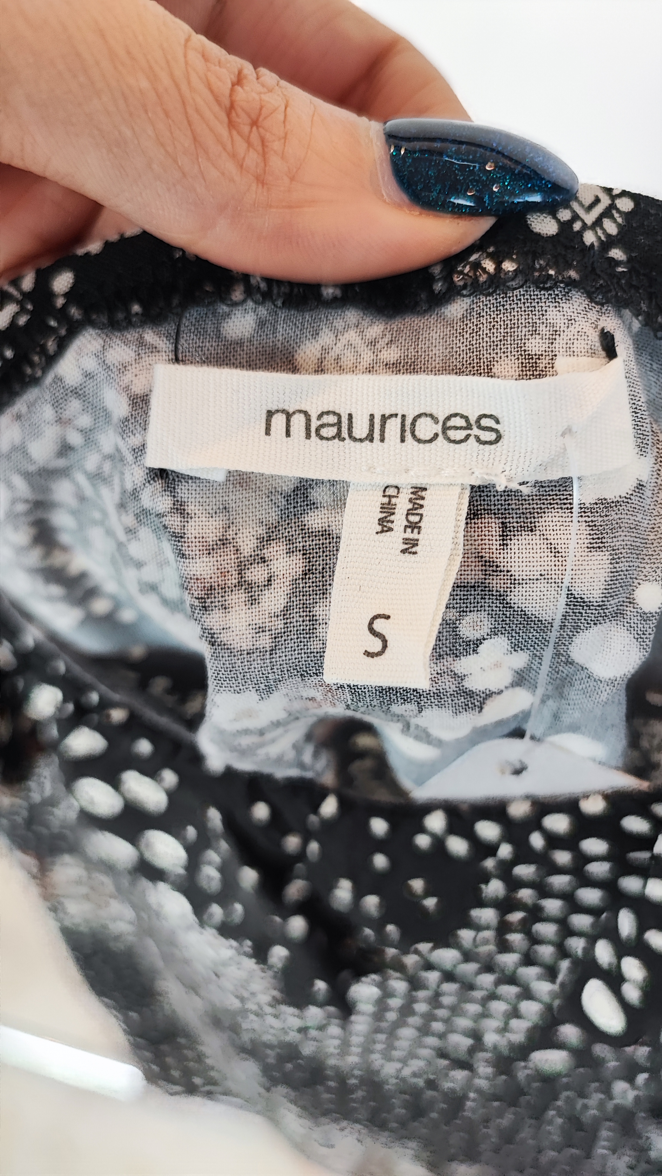 خاکستری با یقه گرد و بندهای پهن که روی تن فردی در پس‌زمینه سفید قرار دارد.»