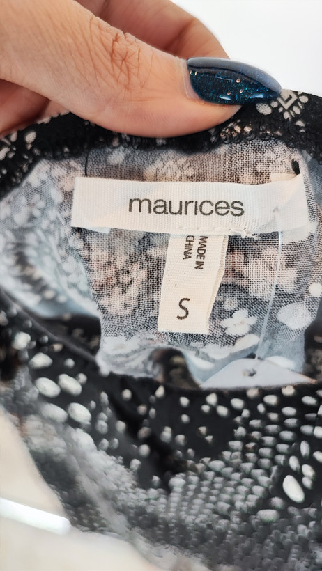 خاکستری با یقه گرد و بندهای پهن که روی تن فردی در پسزمینه سفید قرار دارد.»