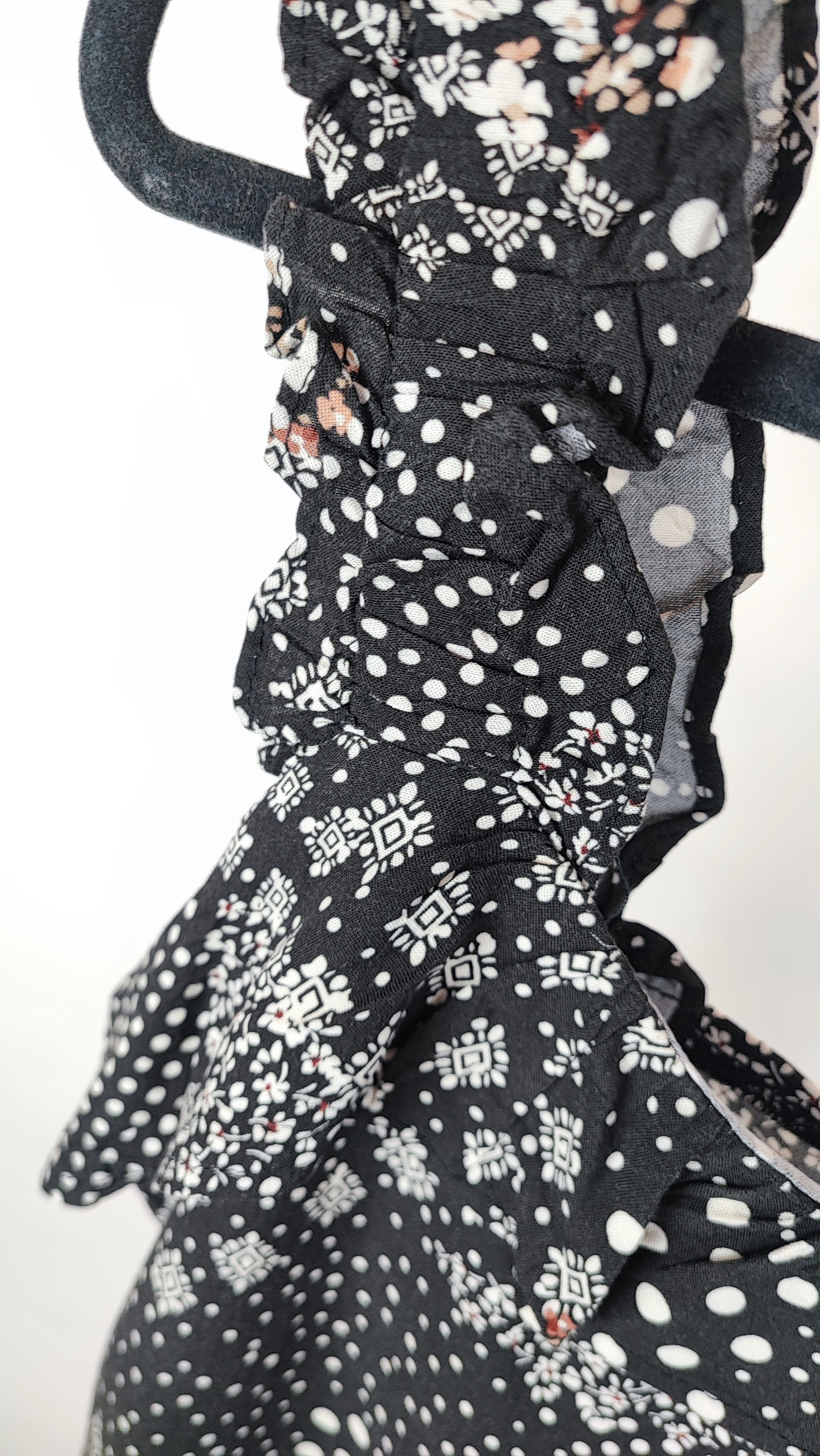 خاکستری با یقه گرد و بندهای پهن که روی تن فردی در پس‌زمینه سفید قرار دارد.»