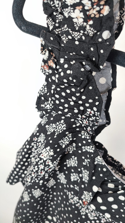 خاکستری با یقه گرد و بندهای پهن که روی تن فردی در پسزمینه سفید قرار دارد.»