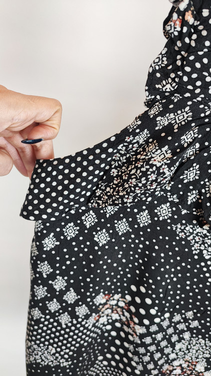 خاکستری با یقه گرد و بندهای پهن که روی تن فردی در پسزمینه سفید قرار دارد.»