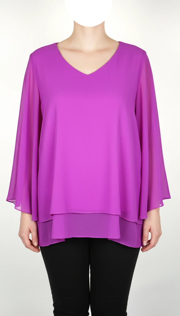 زن با شومیز بنفش آزاد و آستین‌سه‌ربع، مناسب سایز بزرگ، روی شلوار مشکی ایستاده است.»