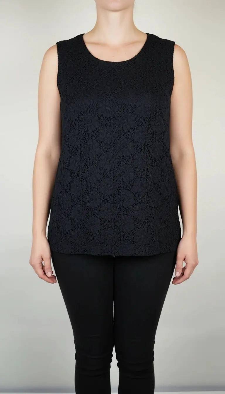 زن با تاپ مشکی گیپور بدون آستین و یقه گرد، مناسب سایز بزرگ، در پس‌زمینه روشن ایستاده است.