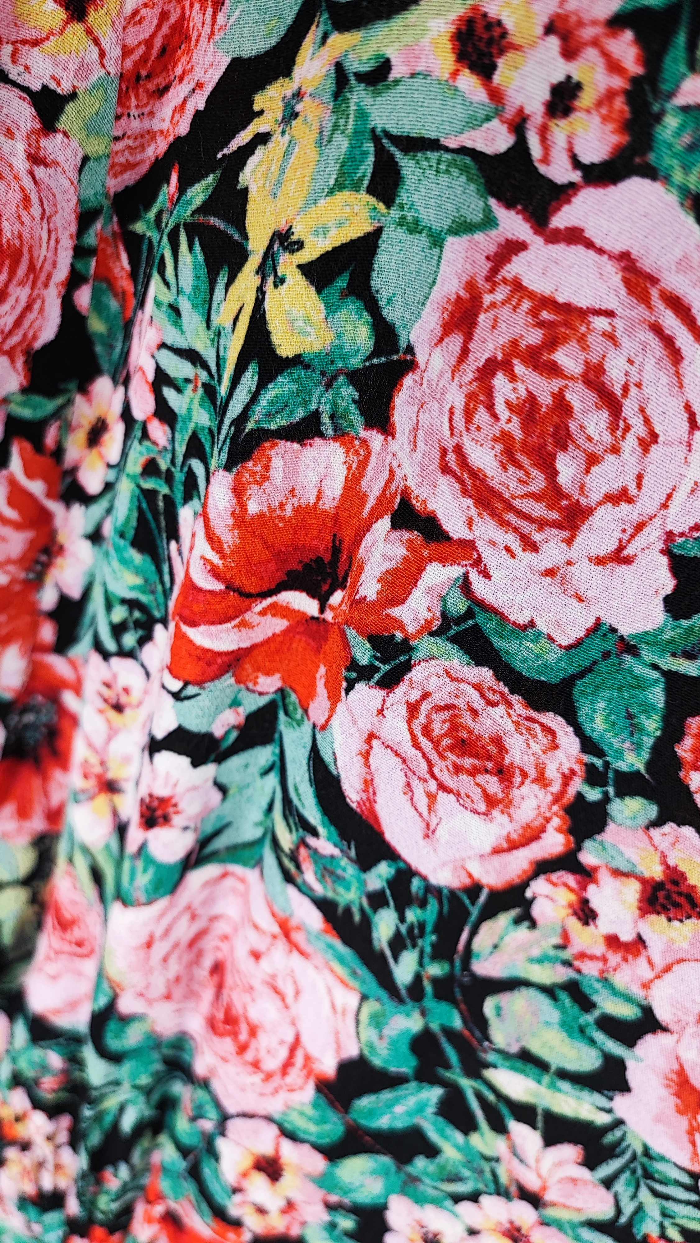 زن ایستاده با پیراهن کوتاه گل‌دار چندرنگ و یقه‌هفت، آستین‌کوتاه، در پس‌زمینه ساده.»