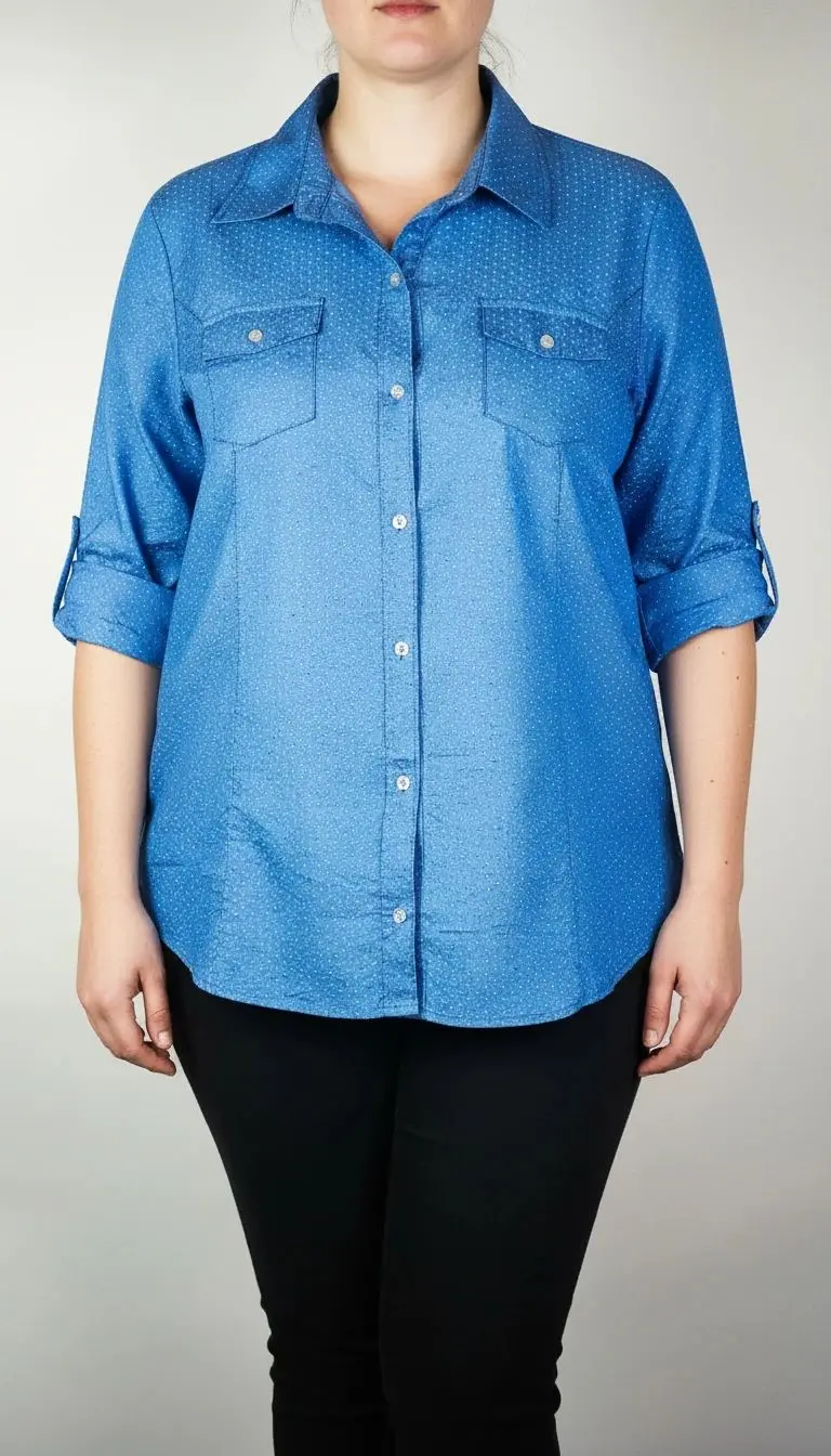 زن سایزبزرگ با شومیز جین آبی آستین‌سه‌ربع دکمه‌دار در پس‌زمینه ساده.»