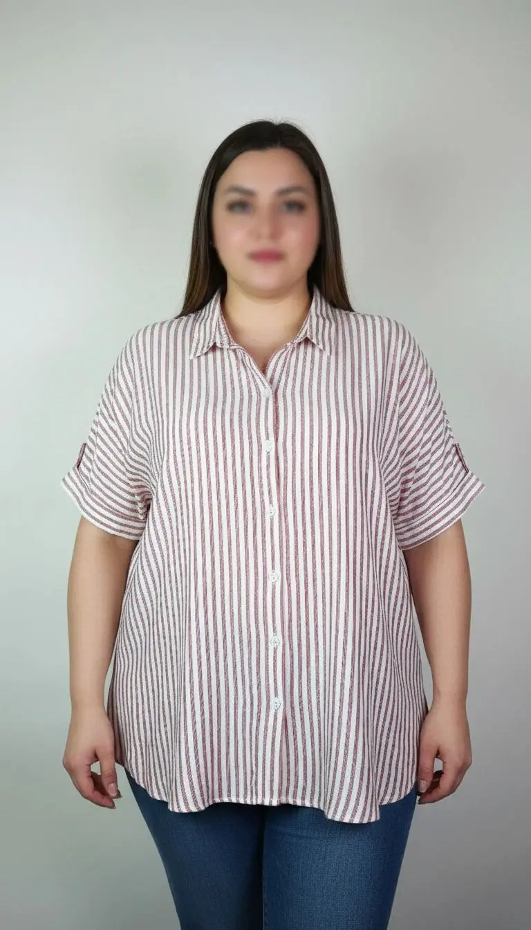 زن سایزبزرگ با شومیز راه‌راه روشن آستین‌کوتاه و یقه‌دار در پس‌زمینه ساده.»