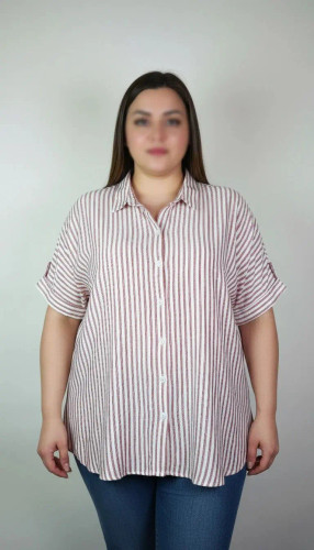 زن سایزبزرگ با شومیز راهراه روشن آستینکوتاه و یقهدار در پسزمینه ساده.»