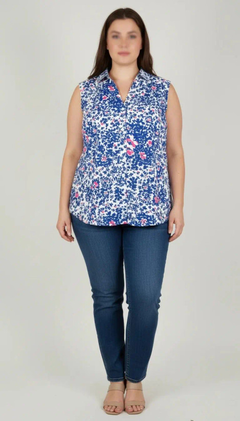 زن سایزبزرگ با تاپ بدونآستین آبی طرحدار و شلوار جین در پسزمینه ساده.»