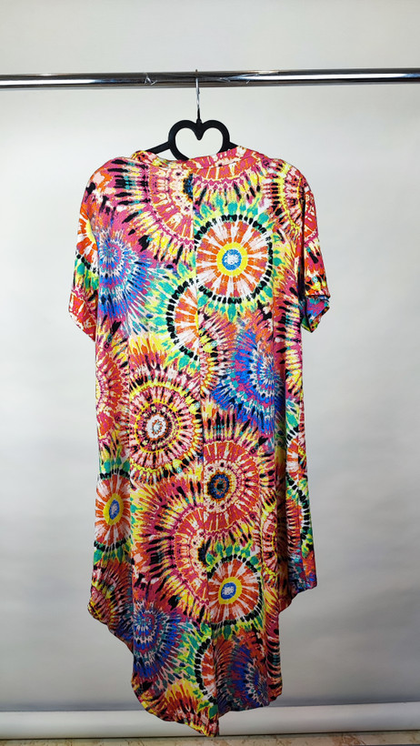 تونیک زنانه طرحدار چندرنگ با قد جلوی کوتاه و پشت بلند روی تن مدل، پسزمینه روشن.»