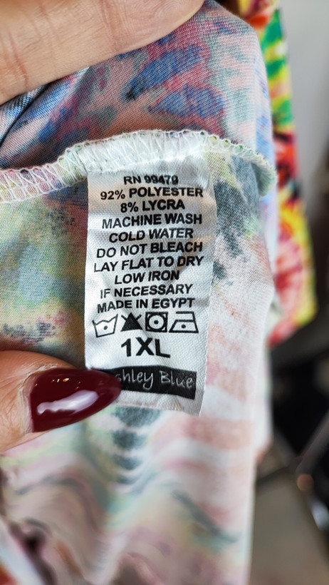 تونیک زنانه طرحدار چندرنگ با قد جلوی کوتاه و پشت بلند روی تن مدل، پسزمینه روشن.»