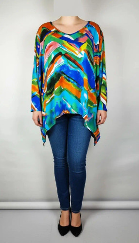 بلوز زنانه سایز بزرگ با طرح رنگارنگ آبی، نارنجی و سبز، آستینبلند، روی تن مانکن با شلوار جین تیره در پسزمینه روشن.»