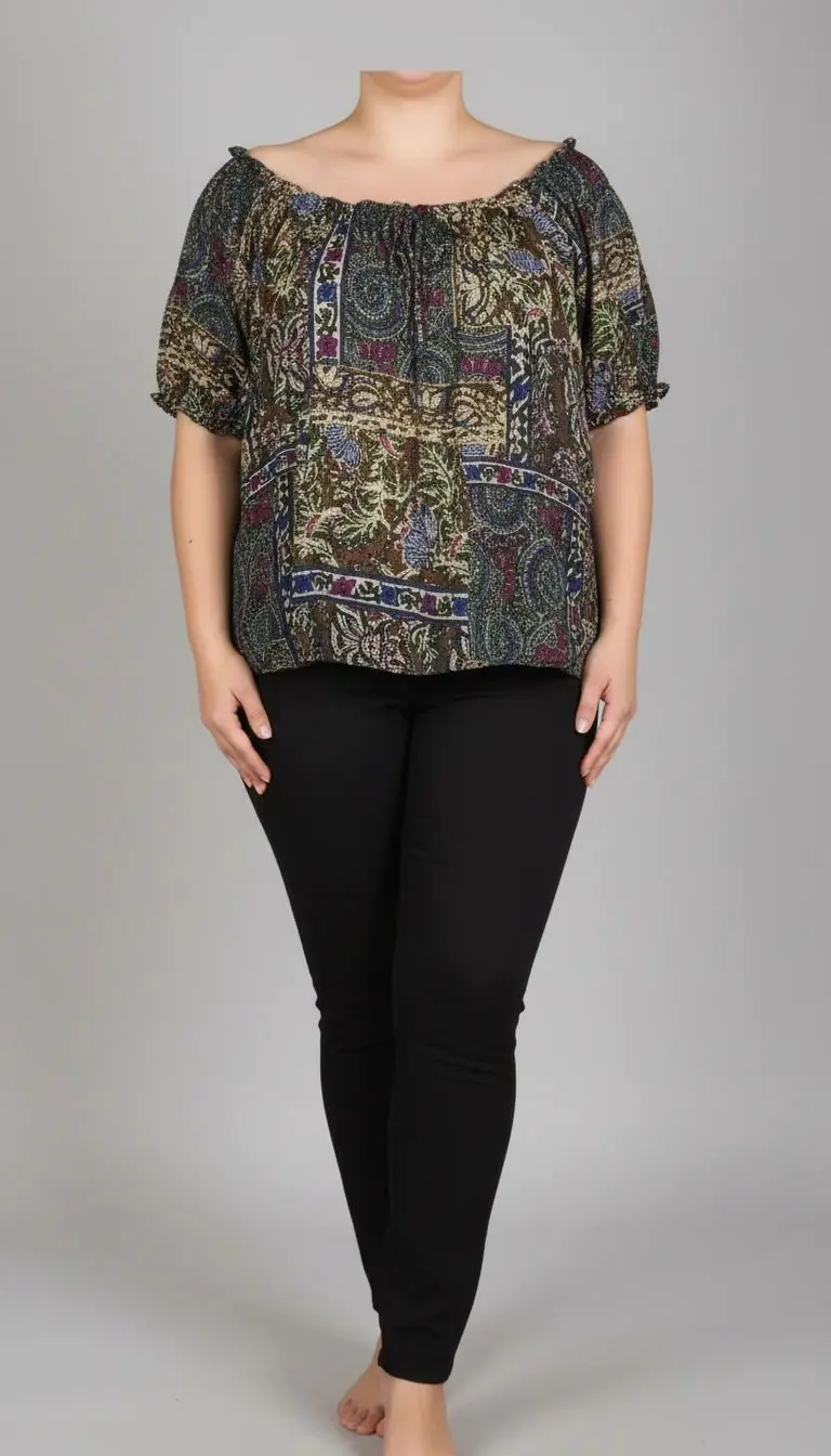 شومیز زنانه سایز بزرگ با طرح مشکی‌طلایی، آستین‌کوتاه، روی تن مانکن با شلوار مشکی در پس‌زمینه روشن.»