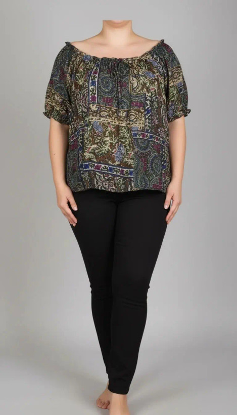 شومیز زنانه سایز بزرگ با طرح مشکیطلایی، آستینکوتاه، روی تن مانکن با شلوار مشکی در پسزمینه روشن.»