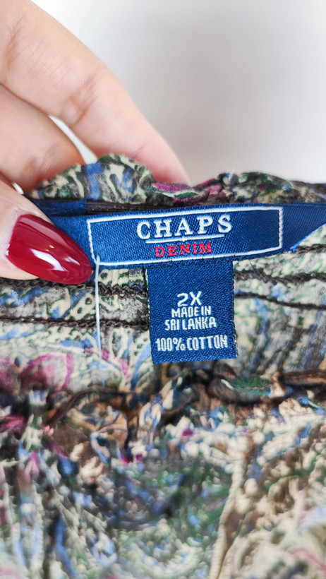 شومیز زنانه سایز بزرگ با طرح مشکیطلایی، آستینکوتاه، روی تن مانکن با شلوار مشکی در پسزمینه روشن.»