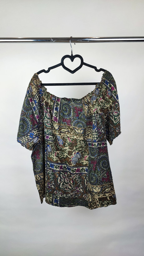 شومیز زنانه سایز بزرگ با طرح مشکیطلایی، آستینکوتاه، روی تن مانکن با شلوار مشکی در پسزمینه روشن.»