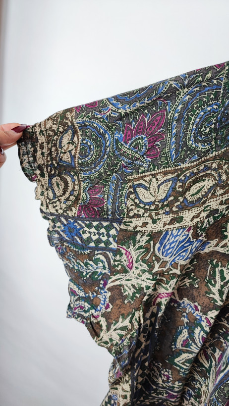 شومیز زنانه سایز بزرگ با طرح مشکیطلایی، آستینکوتاه، روی تن مانکن با شلوار مشکی در پسزمینه روشن.»