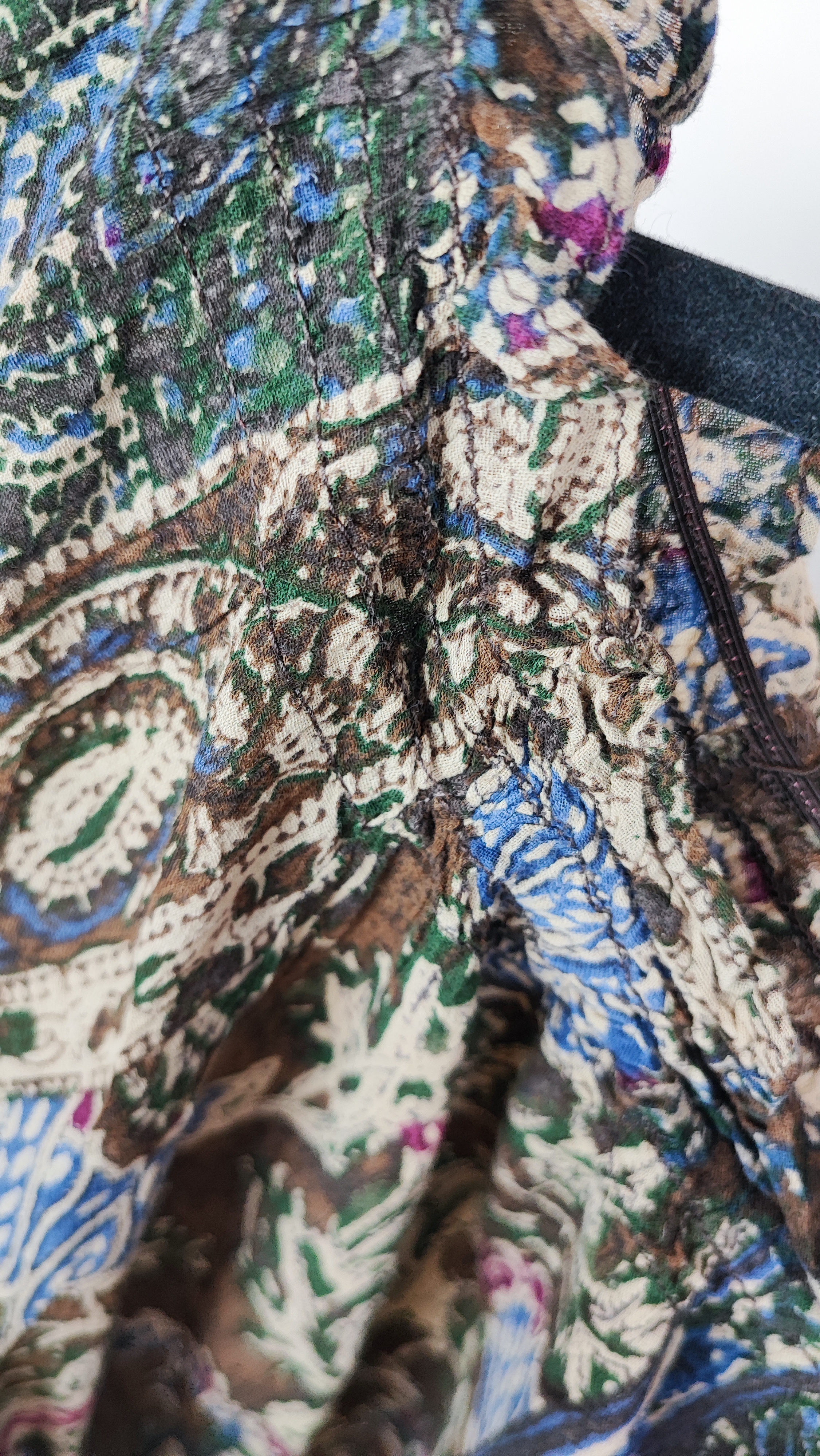 شومیز زنانه سایز بزرگ با طرح مشکی‌طلایی، آستین‌کوتاه، روی تن مانکن با شلوار مشکی در پس‌زمینه روشن.»